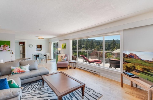 Brentwood Bay Casa | Stunning Ocean View/steps to ocean/wifi/ trails nearby/high cleaning standard