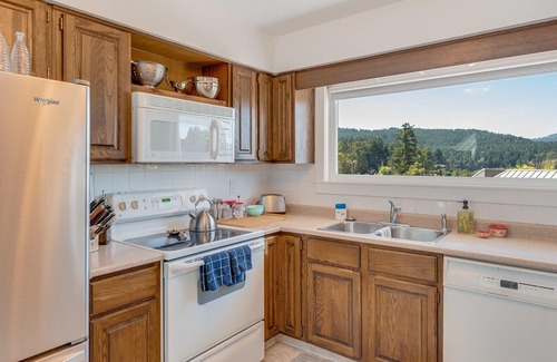 Brentwood Bay Casa | Stunning Ocean View/steps to ocean/wifi/ trails nearby/high cleaning standard