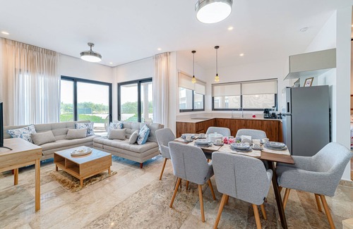 Telchac Puerto Apartamento | Stunning oceanfront retreat with a pool and great views, perfect for families