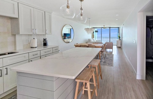 Hutchinson Island South Condominio | Stunning Oceanfront 2-Bed, 2-Bath Condo in Jensen Beach, on Hutchinson Island!
