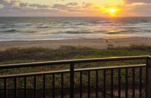 Hutchinson Island South Condominio | Stunning Oceanfront 2-Bed, 2-Bath Condo in Jensen Beach, on Hutchinson Island!