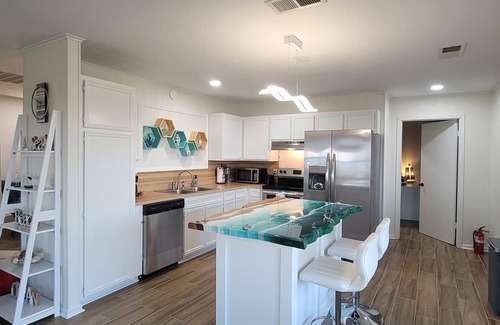 Lakeview  Jefferson County Casa | Stunning Oceanfront Beach House near Holly Beach w/balcony & awesome beach decor