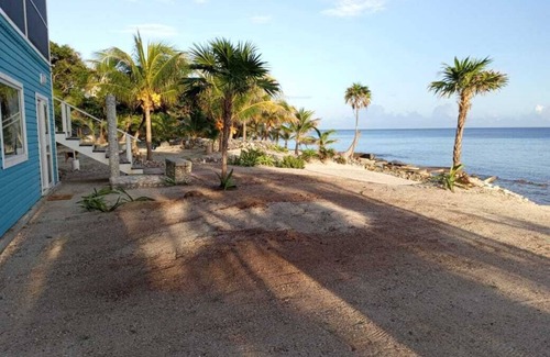 Isla de Utila Casa | Stunning Oceanfront Home - Casa del Loco Amor
