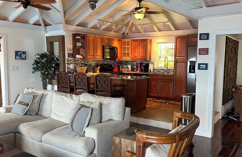 Peterborg Villa | Impresionante, directa villa frente al mar en casi 1. 5 acres muy privados