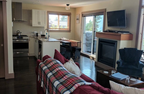 Port Renfrew Cabaña | Stunning Oceanview Cottage - 3 Bedroom + Sauna - Pet Friendly