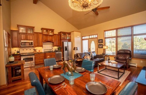 Stanley Hills Condominio | Stunning one bedroom condo with steam shower, hot tub, and a private deck!