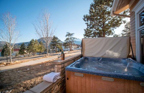 Stanley Hills Condominio | Stunning one bedroom condo with steam shower, hot tub, and a private deck!