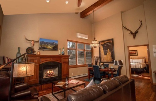 Stanley Hills Condominio | Stunning one bedroom condo with steam shower, hot tub, and a private deck!