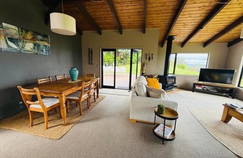 Acacia Bay Casa | Stunning panoramic Lakeview , spa pool & privacy