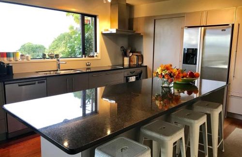 Acacia Bay Casa | Stunning panoramic Lakeview , spa pool & privacy