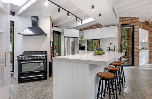 Galston Casa | Stunning Peaceful Holiday Haven set on acreage with nearby Waterfall and Jacuzzi