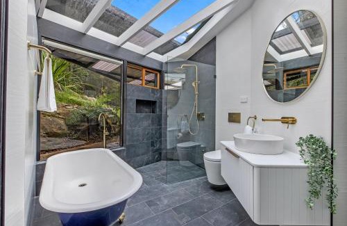 Galston Casa | Stunning Peaceful Holiday Haven with Waterfall