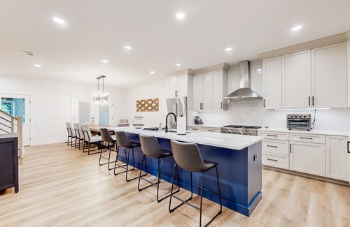 Long Neck Casa | Stunning Peninsula getaway with pools, hot tubs, sports courts, & on-site golf
