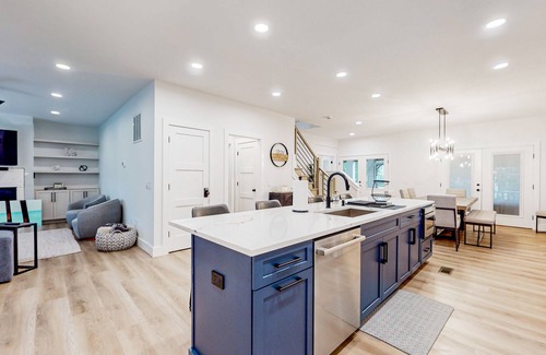 Long Neck Casa | Stunning Peninsula getaway with pools, hot tubs, sports courts, & on-site golf