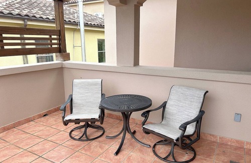 Great Cruz Bay Condominio | Ven a disfrutar de nuestro Penthouse Condo! Caminata a Cruz Bay.