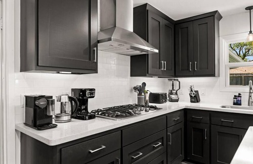 Braeswood Place Casa | Stunning Pool and Chefs Kitchen NRG MedCenter