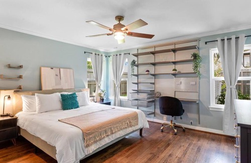 Braeswood Place Casa | Stunning Pool and Chefs Kitchen NRG MedCenter