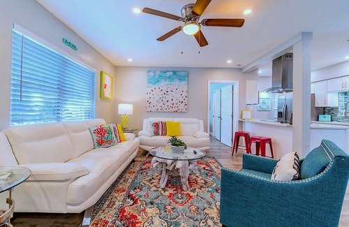 South Pinellas Community Council Casa | Stunning Pool home with TWO Pool Cabanas + Guest Bungalow-Sleeps 14!