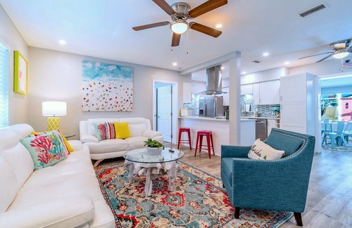 South Pinellas Community Council Casa | Stunning Pool home with TWO Pool Cabanas + Guest Bungalow-Sleeps 14!