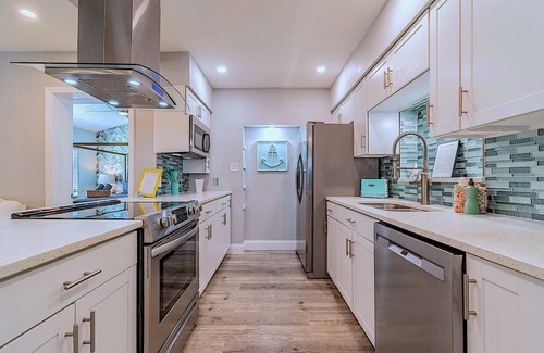 South Pinellas Community Council Casa | Stunning Pool home with TWO Pool Cabanas + Guest Bungalow-Sleeps 14!