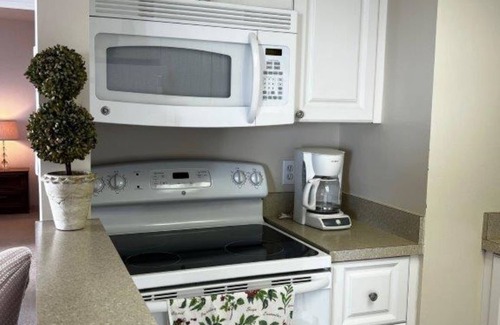 Ormond Shores Estates Condominio | Stunning Pool & Ocean View 2/2 Ormond Beach Condominium