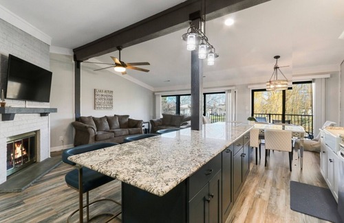 Fontana-on-Geneva Lake Condominio | Stunning Pool View Condo at Abbey Villa |Gas Fireplace |Deck |Walk to Beach & Restaurants