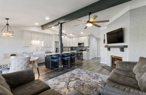 Fontana-on-Geneva Lake Condominio | Stunning Pool View Condo at Abbey Villa |Gas Fireplace |Deck |Walk to Beach & Restaurants