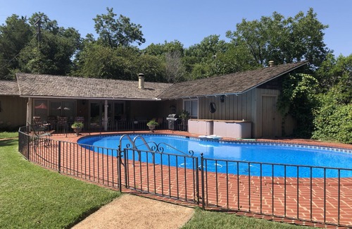 Wichita Falls Casa | Impresionante casa de huéspedes junto a la piscina - Morningside histórico