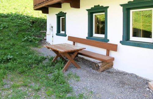 Tux Casa | Maravillosa casa de vacaciones privada para 10 personas con WIFI, TV, patio y aparcamiento