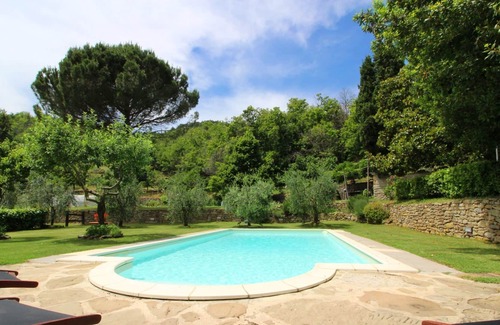 Castel Focognano Villa | Casa de vacaciones privada con WIFI, piscina privada, TV, mascotas permitida, aparcamiento