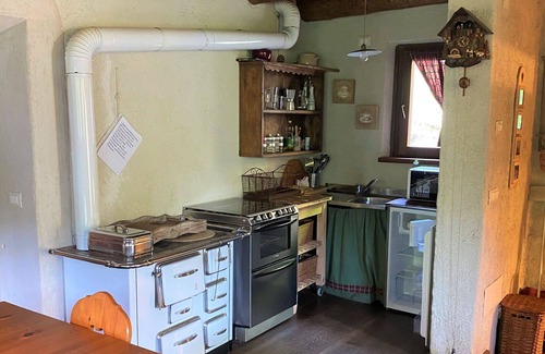 Bezzecca Casa | Estupenda casa de vacaciones privada con TV, balcón, mascotas permitida y aparcamiento