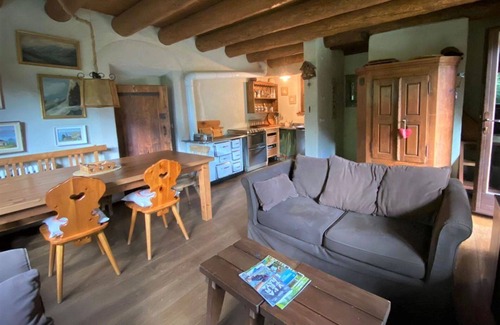 Bezzecca Casa | Estupenda casa de vacaciones privada con TV, balcón, mascotas permitida y aparcamiento