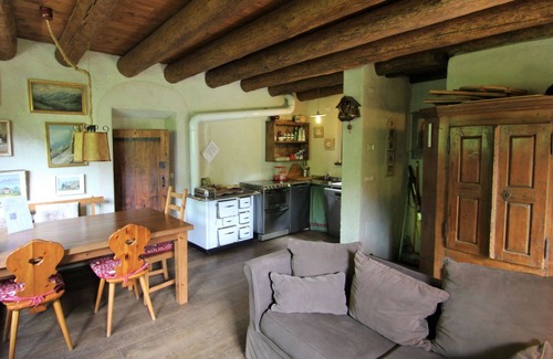 Bezzecca Casa | Estupenda casa de vacaciones privada con TV, balcón, mascotas permitida y aparcamiento