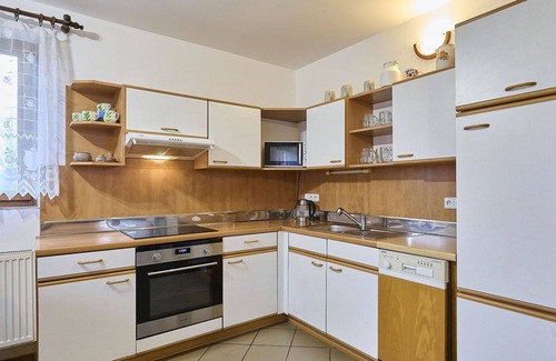 Korenov Casa | Maravillosa casa de vacaciones privada con WIFI, piscina privada, TV, terraza y mascotas permitida