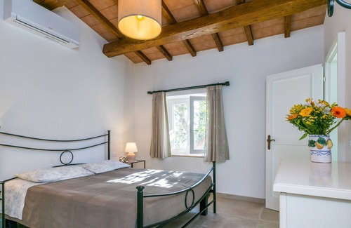 Monte Argentario Casa | Stunning private villa for 6 guests with WIFI, hot tub, A/C, TV, patio, pets allowed and parking
