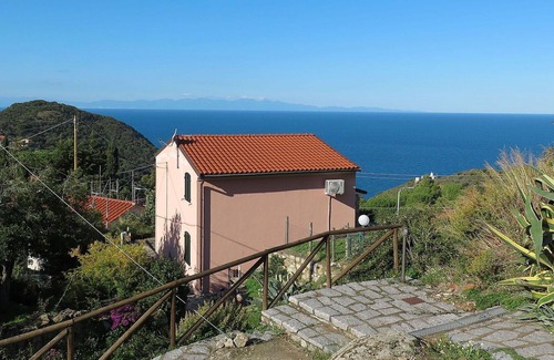 Patresi Casa | Preciosa casa de vacaciones privada para 4 personas con A/C, TV y terraza