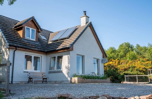 Loch Ness Casa | Maravillosa casa de vacaciones privada para 7 personas con WIFI, TV, patio y vista panorámica