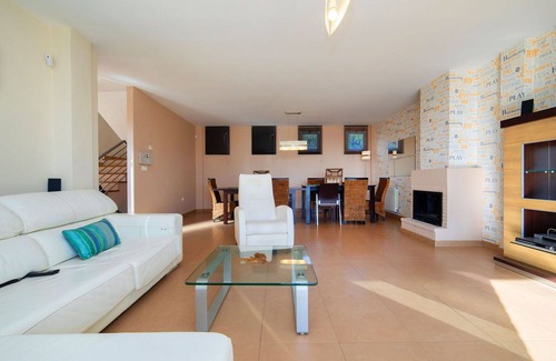 La Colina Casa | Preciosa casa de vacaciones privada con A/C, piscina privada, WIFI, TV, patio y mascotas permitida