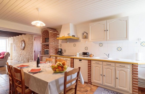 Berneuil Villa | Estupenda casa de vacaciones privada con WIFI, TV, terraza, mascotas permitida y aparcamiento