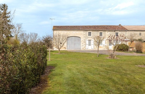 Berneuil Villa | Estupenda casa de vacaciones privada con WIFI, TV, terraza, mascotas permitida y aparcamiento