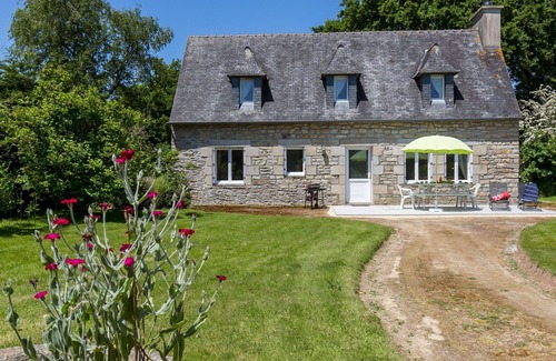 Sizun Villa | Preciosa casa de vacaciones privada para 5 personas con WIFI, TV, mascotas permitida y aparcamiento