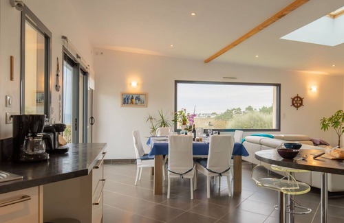 Plouarzel Casa | Maravillosa casa de vacaciones privada con WIFI, TV, terraza, mascotas permitida y aparcamiento
