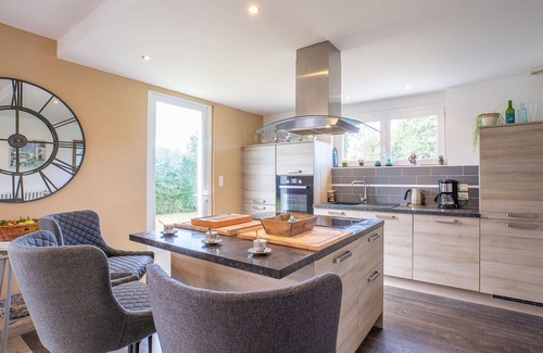 Tregueux Casa | Estupenda casa de vacaciones privada con WIFI, TV, patio, mascotas permitida y aparcamiento