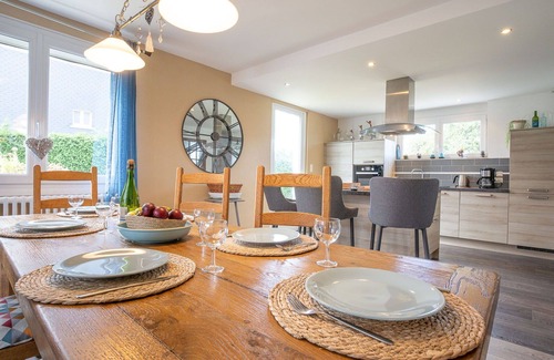 Tregueux Casa | Estupenda casa de vacaciones privada con WIFI, TV, patio, mascotas permitida y aparcamiento