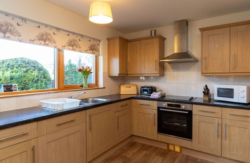Aviemore Villa | Estupenda casa de vacaciones privada con WIFI, bañera de hidromasaje, TV, patio, mascotas permitida