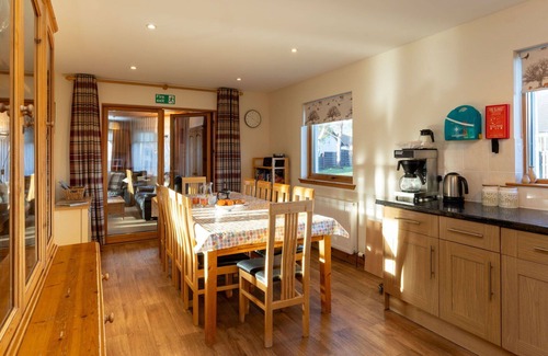 Aviemore Villa | Estupenda casa de vacaciones privada con WIFI, bañera de hidromasaje, TV, patio, mascotas permitida