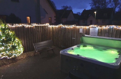 Aviemore Villa | Estupenda casa de vacaciones privada con WIFI, bañera de hidromasaje, TV, patio, mascotas permitida