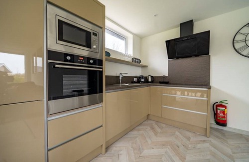Nunspeet Casa | Maravillosa casa de vacaciones privada con WIFI, piscina, TV, terraza y aparcamiento