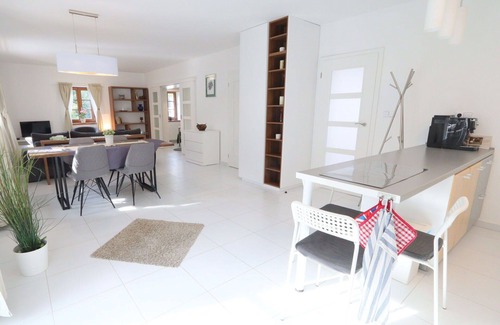 Petrov Villa | Maravillosa casa de vacaciones privada con piscina privada, WIFI, TV, terraza y mascotas permitida