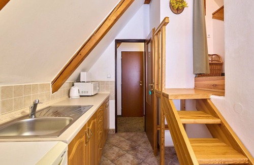 Svoboda nad Upou Villa | Preciosa casa de vacaciones privada para 15 personas con WIFI, TV, patio y mascotas permitida